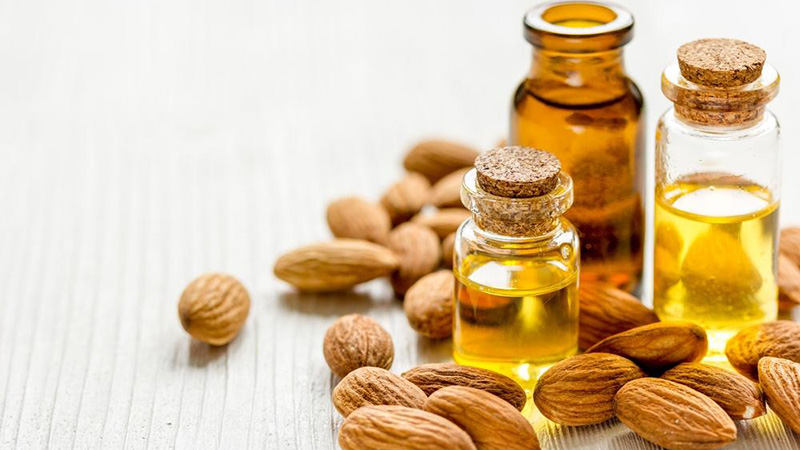 makeup remover almond oil2 - روغن بادام و پاک کنندگی آرایش