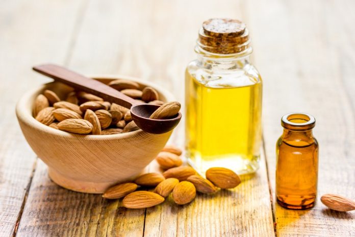makeup remover almond oil3 - روغن بادام و پاک کنندگی آرایش